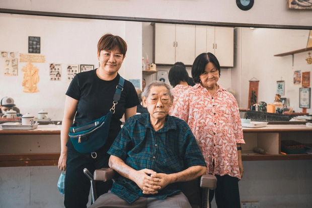Tiệm cắt tóc hoạt động suốt 3 thập kỉ đóng cửa vĩnh viễn vì Covid-19, hình ảnh người thợ già lầm lũi ngày cuối cùng khiến nhiều người rơi nước mắt - Ảnh 6.