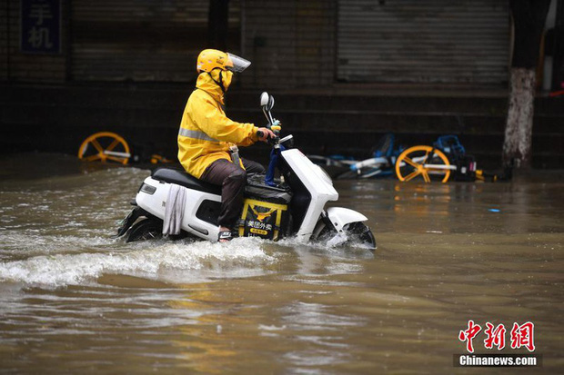 Chùm ảnh: Lũ lụt nghiêm trọng tại Trung Quốc, hơn 12 triệu người bị ảnh hưởng - Ảnh 11.