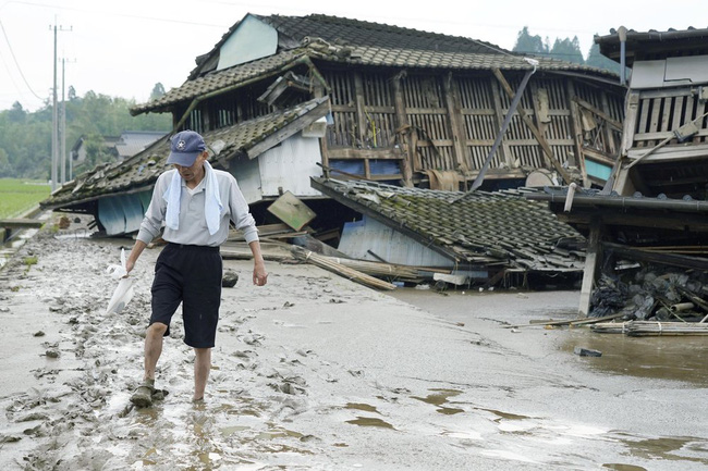Chùm ảnh lũ lụt ở Nhật Bản: Nhấn chìm viện dưỡng lão, nuốt chửng nhà dân, cụ bà 78 tuổi ngụp lặn trong nước cùng chồng thoát chết thần kỳ - Ảnh 14.