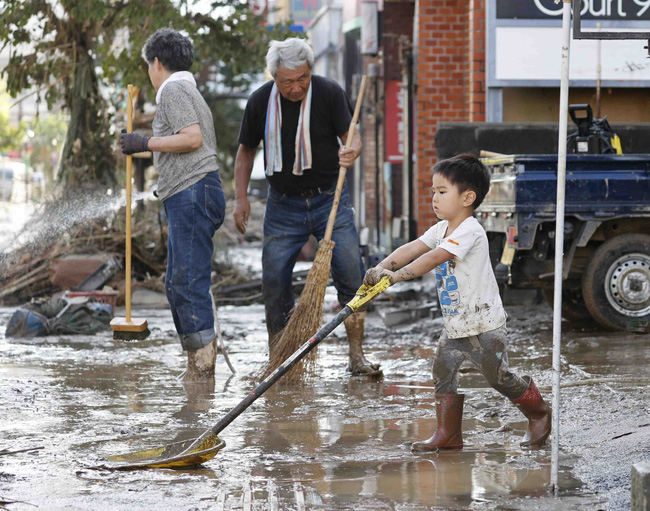 Chùm ảnh lũ lụt ở Nhật Bản: Nhấn chìm viện dưỡng lão, nuốt chửng nhà dân, cụ bà 78 tuổi ngụp lặn trong nước cùng chồng thoát chết thần kỳ - Ảnh 15.
