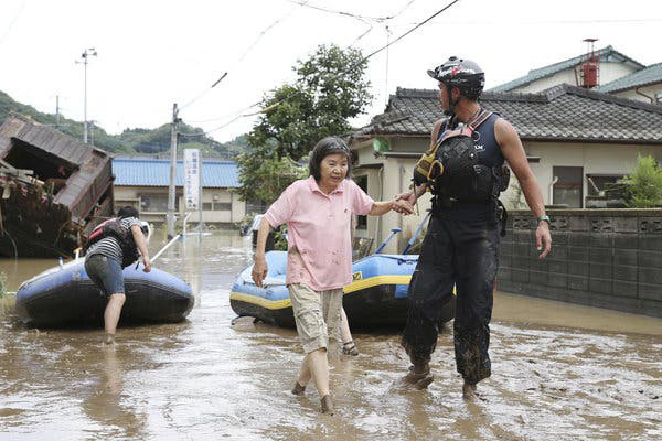 Chùm ảnh lũ lụt ở Nhật Bản: Nhấn chìm viện dưỡng lão, nuốt chửng nhà dân, cụ bà 78 tuổi ngụp lặn trong nước cùng chồng thoát chết thần kỳ - Ảnh 15.