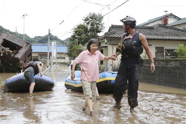 Chùm ảnh lũ lụt ở Nhật Bản: Nhấn chìm viện dưỡng lão, nuốt chửng nhà dân, cụ bà 78 tuổi ngụp lặn trong nước cùng chồng thoát chết thần kỳ - Ảnh 16.