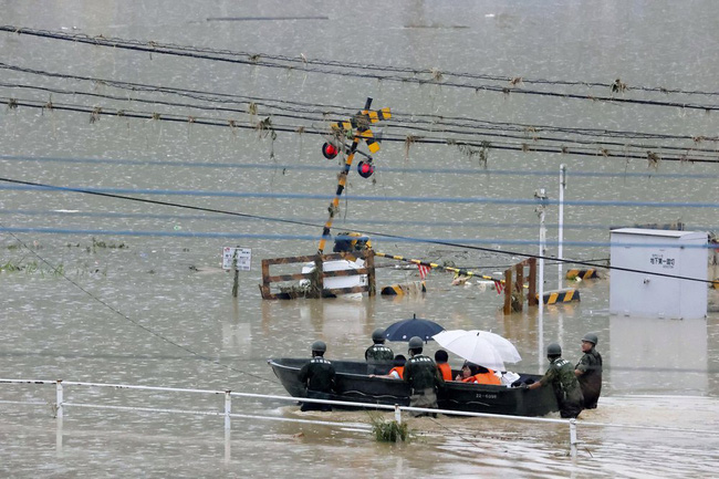 Chùm ảnh lũ lụt ở Nhật Bản: Nhấn chìm viện dưỡng lão, nuốt chửng nhà dân, cụ bà 78 tuổi ngụp lặn trong nước cùng chồng thoát chết thần kỳ - Ảnh 3.