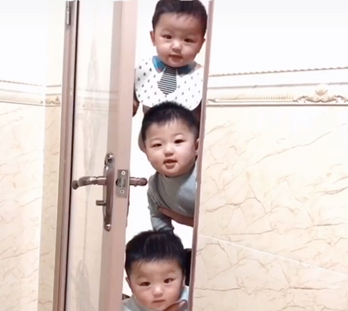 Mẹ đang trong nhà vệ sinh, cảnh tượng 3 bé trai lần lượt xuất hiện ngoài cửa khiến ai nấy phải phì cười vì quá đáng yêu - Ảnh 7.
