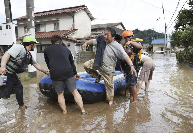 Chùm ảnh lũ lụt ở Nhật Bản: Nhấn chìm viện dưỡng lão, nuốt chửng nhà dân, cụ bà 78 tuổi ngụp lặn trong nước cùng chồng thoát chết thần kỳ - Ảnh 8.