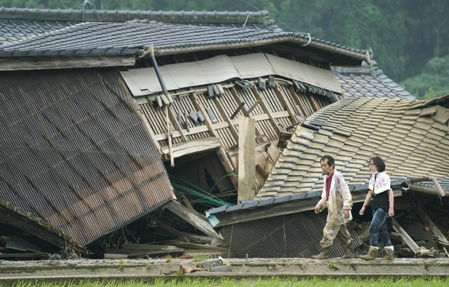 Chùm ảnh lũ lụt ở Nhật Bản: Nhấn chìm viện dưỡng lão, nuốt chửng nhà dân, cụ bà 78 tuổi ngụp lặn trong nước cùng chồng thoát chết thần kỳ - Ảnh 10.