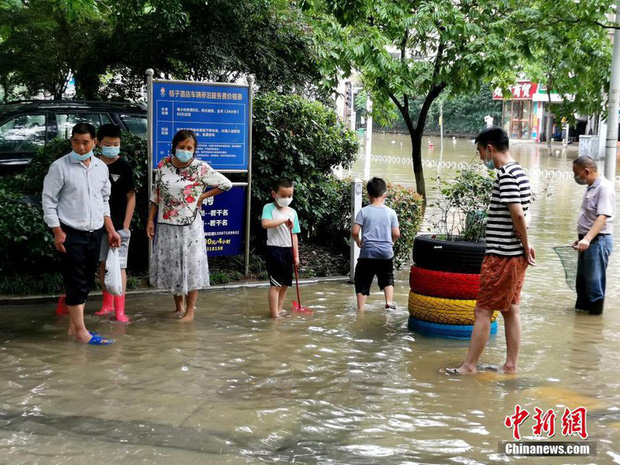 Chùm ảnh: Lũ lụt nghiêm trọng tại Trung Quốc, hơn 12 triệu người bị ảnh hưởng - Ảnh 10.