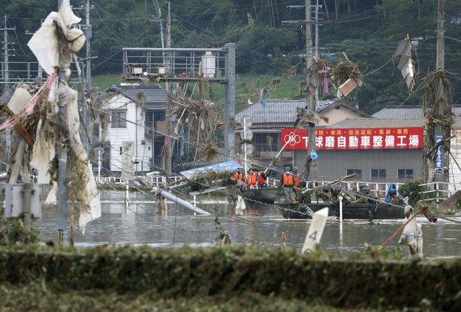 Chùm ảnh lũ lụt ở Nhật Bản: Nhấn chìm viện dưỡng lão, nuốt chửng nhà dân, cụ bà 78 tuổi ngụp lặn trong nước cùng chồng thoát chết thần kỳ - Ảnh 11.