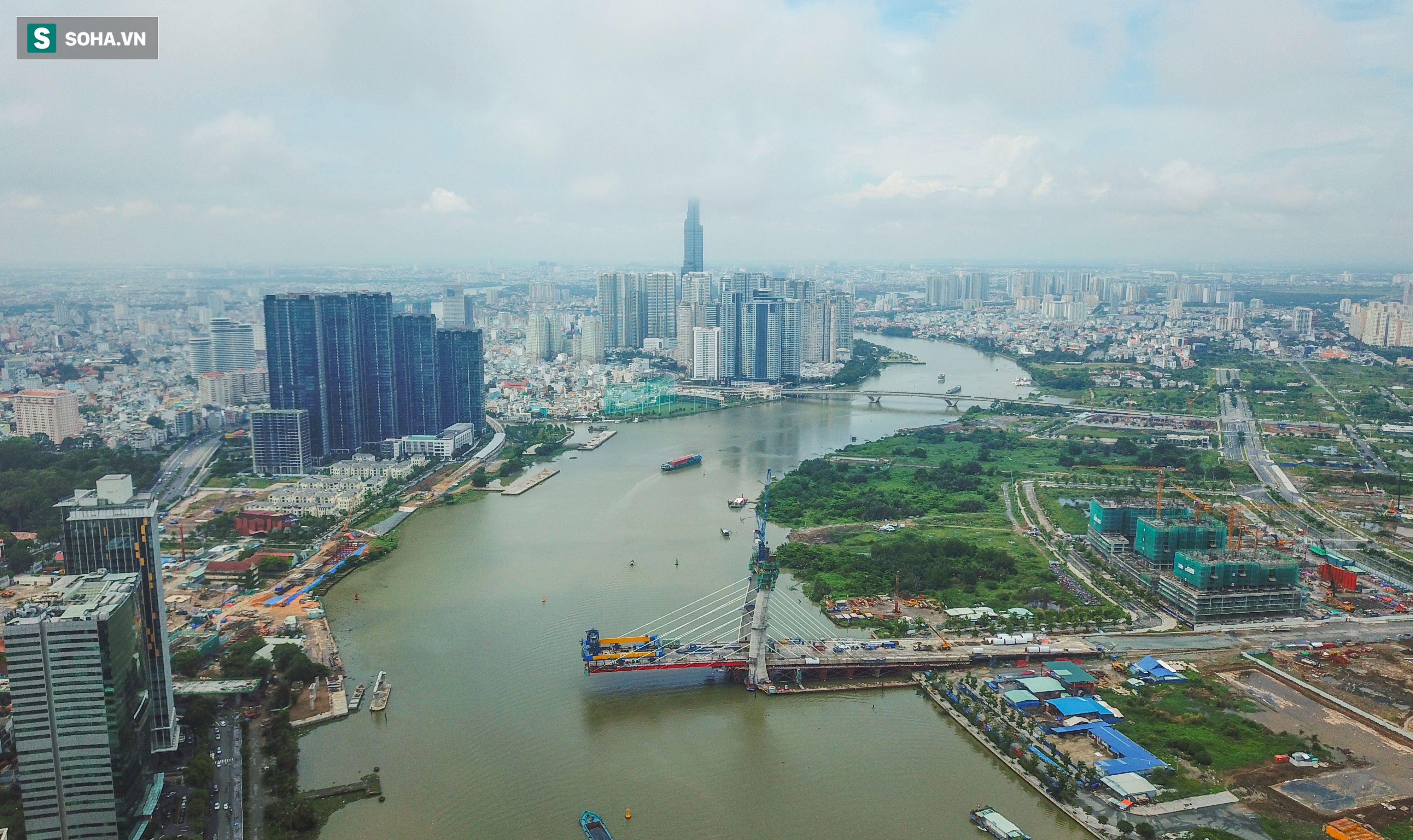Cầu Thủ Thiêm 2 vươn mình ra sông Sài Gòn, lộ hình dáng khi nhìn từ trên cao - Ảnh 1.