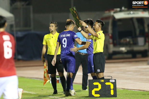 Hài hước vòng 8 V.League 2020: Cầu thủ lao vào sân đòi ăn thua đủ, làm khổ ban huấn luyện - Ảnh 2. Hài hước vòng 8 V.League 2020: Cầu thủ lao vào sân đòi ăn thua đủ, làm khổ ban huấn luyện - Ảnh 2.