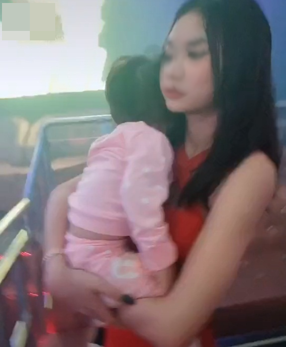 Mang theo con nhỏ đi chơi bar, bà mẹ trẻ bị cư dân mạng đổ xô chỉ trích vì quá thiếu hiểu biết - Ảnh 2. Mang theo con nhỏ đi chơi bar, bà mẹ trẻ bị cư dân mạng đổ xô chỉ trích vì quá thiếu hiểu biết - Ảnh 2.