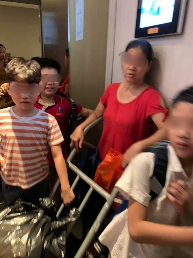 Chen chúc đẩy xe hàng vào thang máy chung cư đúng giờ cao điểm, người phụ nữ còn lớn tiếng quát tháo trẻ nhỏ khiến cư dân bức xúc - Ảnh 1. Chen chúc đẩy xe hàng vào thang máy chung cư đúng giờ cao điểm, người phụ nữ còn lớn tiếng quát tháo trẻ nhỏ khiến cư dân bức xúc - Ảnh 1.