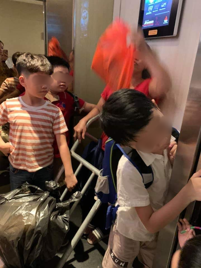 Chen chúc đẩy xe hàng vào thang máy chung cư đúng giờ cao điểm, người phụ nữ còn lớn tiếng quát tháo trẻ nhỏ khiến cư dân bức xúc - Ảnh 2. Chen chúc đẩy xe hàng vào thang máy chung cư đúng giờ cao điểm, người phụ nữ còn lớn tiếng quát tháo trẻ nhỏ khiến cư dân bức xúc - Ảnh 2.