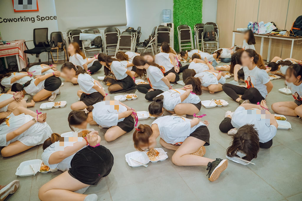 Clip hàng chục cô gái trói tay, chật vật nhoài người ăn cơm bằng miệng để hoàn thành thử thách trong buổi tập huấn kinh doanh gây tranh cãi - Ảnh 2.