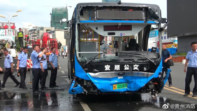 Trung Quốc: Xe bus chở học sinh đi thi Đại học lao xuống hồ nước khiến 21 người chết, 15 người bị thương - Ảnh 3. Trung Quốc: Xe bus chở học sinh đi thi Đại học lao xuống hồ nước khiến 21 người chết, 15 người bị thương - Ảnh 3.