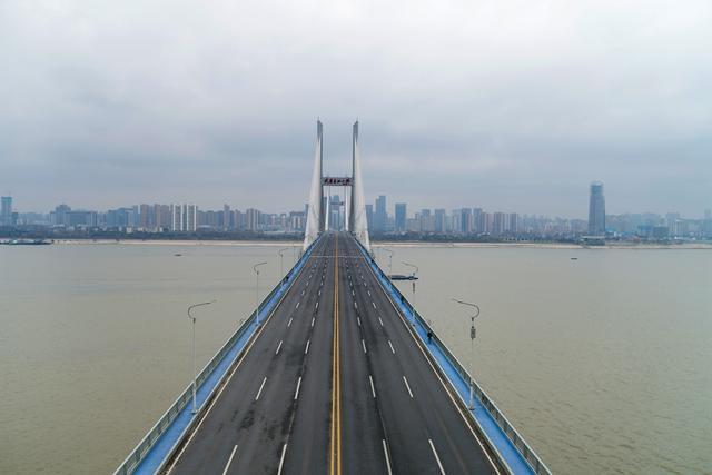 Cuộc sống lao đao của người dân Vũ Hán nửa đầu năm 2020: Dịch bệnh nguôi ngoai không bao lâu đã phải oằn mình chống lũ - Ảnh 5. Cuộc sống lao đao của người dân Vũ Hán nửa đầu năm 2020: Dịch bệnh nguôi ngoai không bao lâu đã phải oằn mình chống lũ - Ảnh 5.