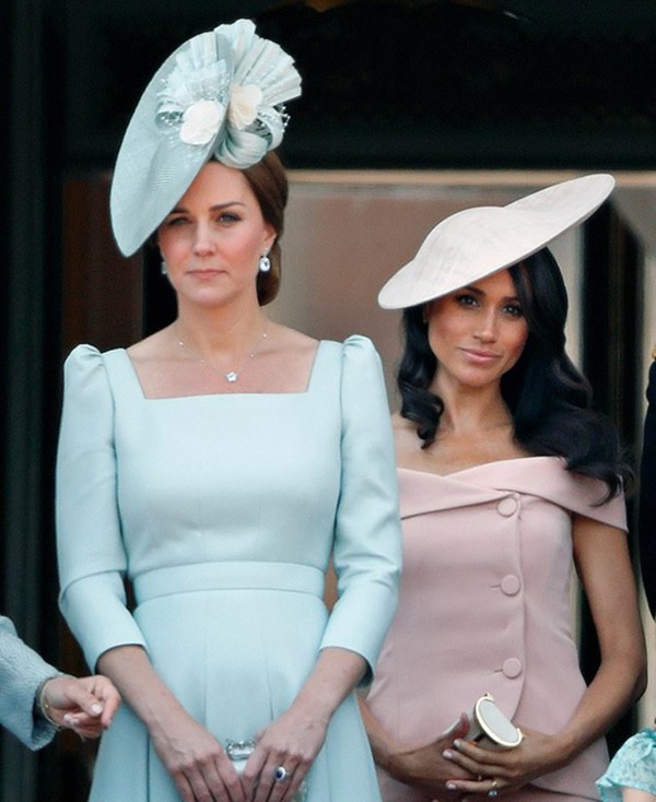 Meghan Markle từng làm náo loạn cung điện, gây hấn với nhân viên của Công nương Kate vì không chấp nhận lúc nào cũng bị xếp sau chị dâu - Ảnh 1.