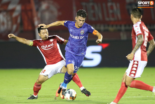 Hài hước vòng 8 V.League 2020: Cầu thủ lao vào sân đòi ăn thua đủ, làm khổ ban huấn luyện - Ảnh 11.