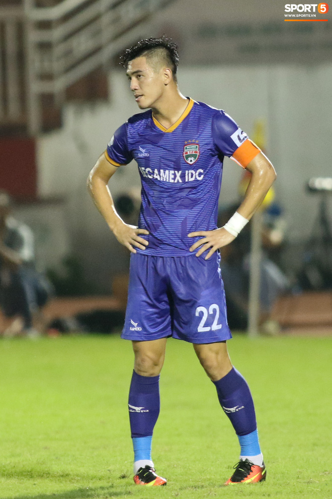 Lần đầu đeo băng đội trưởng, Tiến Linh bối rối kh&ocirc;ng ngừng nhưng vẫn h&agrave;o sảng chỉnh sửa gi&uacute;p đối thủ - Ảnh 11.