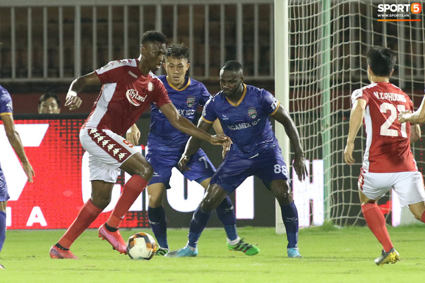 Hài hước vòng 8 V.League 2020: Cầu thủ lao vào sân đòi ăn thua đủ, làm khổ ban huấn luyện - Ảnh 12. Hài hước vòng 8 V.League 2020: Cầu thủ lao vào sân đòi ăn thua đủ, làm khổ ban huấn luyện - Ảnh 12.