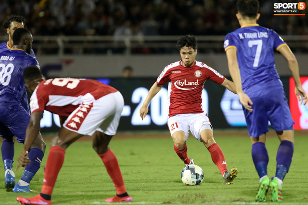 Hài hước vòng 8 V.League 2020: Cầu thủ lao vào sân đòi ăn thua đủ, làm khổ ban huấn luyện - Ảnh 13. Hài hước vòng 8 V.League 2020: Cầu thủ lao vào sân đòi ăn thua đủ, làm khổ ban huấn luyện - Ảnh 13.