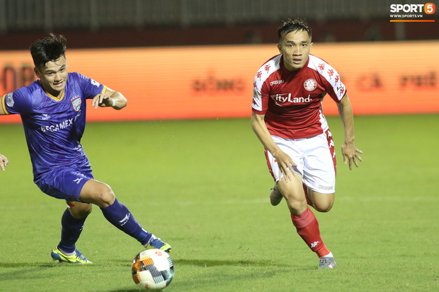 Hài hước vòng 8 V.League 2020: Cầu thủ lao vào sân đòi ăn thua đủ, làm khổ ban huấn luyện - Ảnh 14. Hài hước vòng 8 V.League 2020: Cầu thủ lao vào sân đòi ăn thua đủ, làm khổ ban huấn luyện - Ảnh 14.