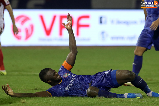 Lần đầu đeo băng đội trưởng, Tiến Linh bối rối kh&ocirc;ng ngừng nhưng vẫn h&agrave;o sảng chỉnh sửa gi&uacute;p đối thủ - Ảnh 15.