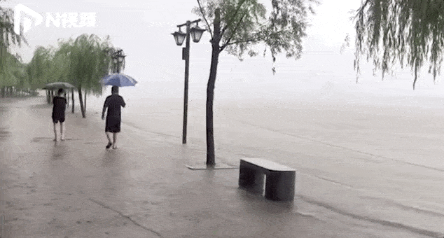 Cuộc sống lao đao của người dân Vũ Hán nửa đầu năm 2020: Dịch bệnh nguôi ngoai không bao lâu đã phải oằn mình chống lũ - Ảnh 31. Cuộc sống lao đao của người dân Vũ Hán nửa đầu năm 2020: Dịch bệnh nguôi ngoai không bao lâu đã phải oằn mình chống lũ - Ảnh 31.