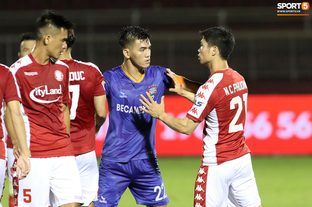 Hài hước vòng 8 V.League 2020: Cầu thủ lao vào sân đòi ăn thua đủ, làm khổ ban huấn luyện - Ảnh 3. Hài hước vòng 8 V.League 2020: Cầu thủ lao vào sân đòi ăn thua đủ, làm khổ ban huấn luyện - Ảnh 3.