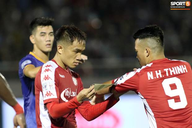 Lần đầu đeo băng đội trưởng, Tiến Linh bối rối kh&ocirc;ng ngừng nhưng vẫn h&agrave;o sảng chỉnh sửa gi&uacute;p đối thủ - Ảnh 3.