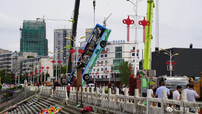 Trung Quốc: Xe bus chở học sinh đi thi Đại học lao xuống hồ nước khiến 21 người chết, 15 người bị thương - Ảnh 4. Trung Quốc: Xe bus chở học sinh đi thi Đại học lao xuống hồ nước khiến 21 người chết, 15 người bị thương - Ảnh 4.