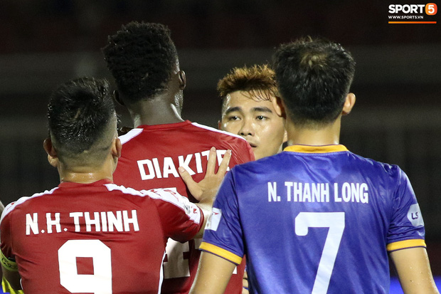 Hài hước vòng 8 V.League 2020: Cầu thủ lao vào sân đòi ăn thua đủ, làm khổ ban huấn luyện - Ảnh 4. Hài hước vòng 8 V.League 2020: Cầu thủ lao vào sân đòi ăn thua đủ, làm khổ ban huấn luyện - Ảnh 4.