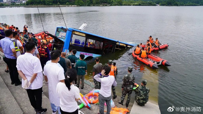 Trung Quốc: Xe bus chở học sinh đi thi Đại học lao xuống hồ nước khiến 21 người chết, 15 người bị thương - Ảnh 5.