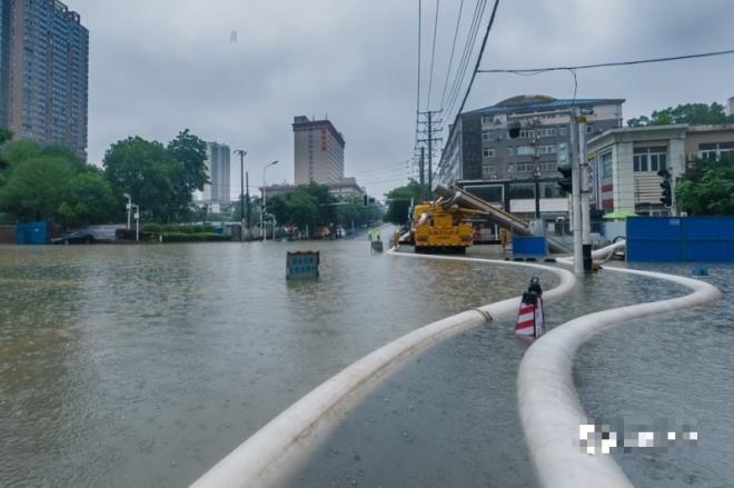 Cuộc sống lao đao của người dân Vũ Hán nửa đầu năm 2020: Dịch bệnh nguôi ngoai không bao lâu đã phải oằn mình chống lũ - Ảnh 20.