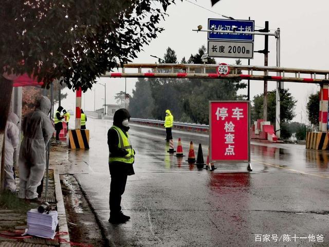 Cuộc sống lao đao của người dân Vũ Hán nửa đầu năm 2020: Dịch bệnh nguôi ngoai không bao lâu đã phải oằn mình chống lũ - Ảnh 9. Cuộc sống lao đao của người dân Vũ Hán nửa đầu năm 2020: Dịch bệnh nguôi ngoai không bao lâu đã phải oằn mình chống lũ - Ảnh 9.