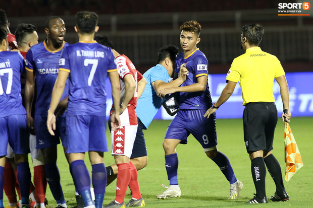 Hài hước vòng 8 V.League 2020: Cầu thủ lao vào sân đòi ăn thua đủ, làm khổ ban huấn luyện - Ảnh 5. Hài hước vòng 8 V.League 2020: Cầu thủ lao vào sân đòi ăn thua đủ, làm khổ ban huấn luyện - Ảnh 5.