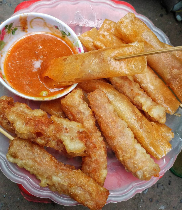 Không quán, không bàn, không bát đũa nhưng hàng nem chua rán bà cụ vẫn gắn liền với bao thế hệ người Hà Nội gần 2 thập kỷ nay - Ảnh 5. Không quán, không bàn, không bát đũa nhưng hàng nem chua rán bà cụ vẫn gắn liền với bao thế hệ người Hà Nội gần 2 thập kỷ nay - Ảnh 5.