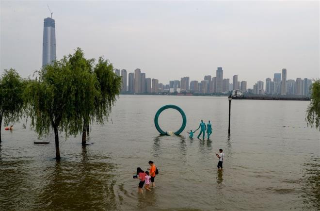 Cuộc sống lao đao của người dân Vũ Hán nửa đầu năm 2020: Dịch bệnh nguôi ngoai không bao lâu đã phải oằn mình chống lũ - Ảnh 21. Cuộc sống lao đao của người dân Vũ Hán nửa đầu năm 2020: Dịch bệnh nguôi ngoai không bao lâu đã phải oằn mình chống lũ - Ảnh 21.