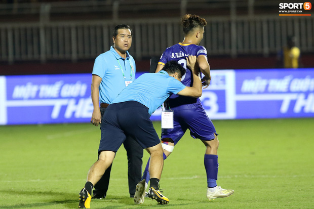 Hài hước vòng 8 V.League 2020: Cầu thủ lao vào sân đòi ăn thua đủ, làm khổ ban huấn luyện - Ảnh 6. Hài hước vòng 8 V.League 2020: Cầu thủ lao vào sân đòi ăn thua đủ, làm khổ ban huấn luyện - Ảnh 6.