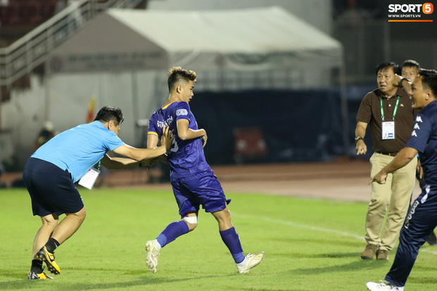 Hài hước vòng 8 V.League 2020: Cầu thủ lao vào sân đòi ăn thua đủ, làm khổ ban huấn luyện - Ảnh 7. Hài hước vòng 8 V.League 2020: Cầu thủ lao vào sân đòi ăn thua đủ, làm khổ ban huấn luyện - Ảnh 7.