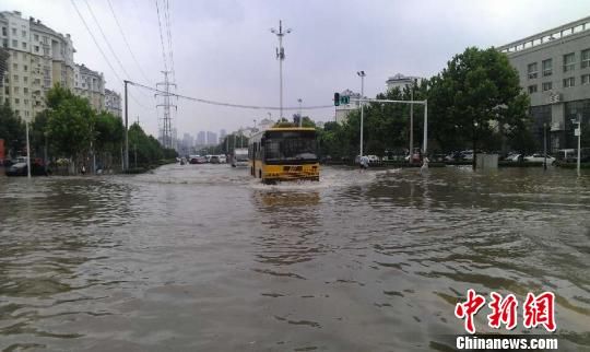 Cuộc sống lao đao của người dân Vũ Hán nửa đầu năm 2020: Dịch bệnh nguôi ngoai không bao lâu đã phải oằn mình chống lũ - Ảnh 24.