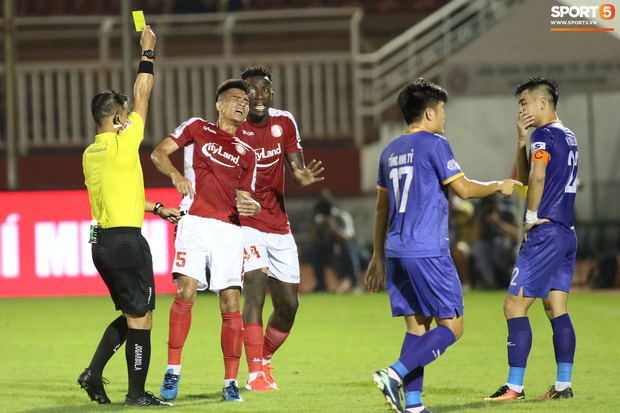 Lần đầu đeo băng đội trưởng, Tiến Linh bối rối kh&ocirc;ng ngừng nhưng vẫn h&agrave;o sảng chỉnh sửa gi&uacute;p đối thủ - Ảnh 9.