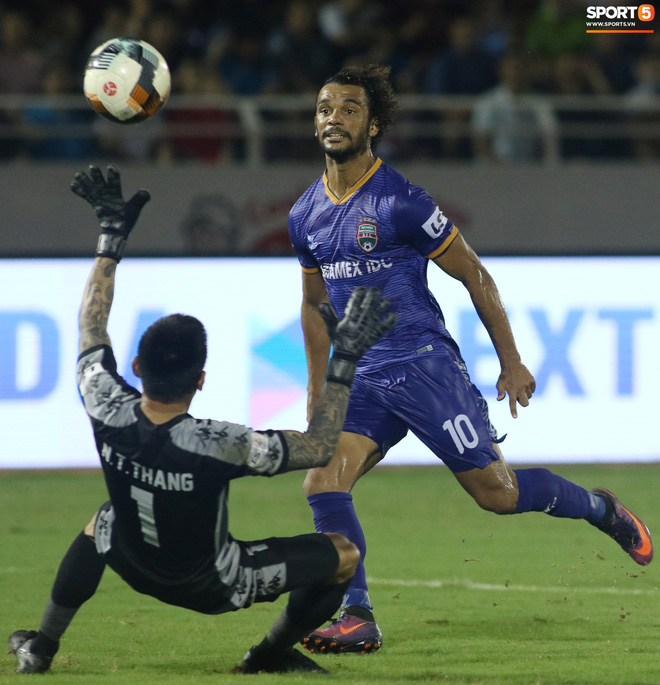 Hài hước vòng 8 V.League 2020: Cầu thủ lao vào sân đòi ăn thua đủ, làm khổ ban huấn luyện - Ảnh 10. Hài hước vòng 8 V.League 2020: Cầu thủ lao vào sân đòi ăn thua đủ, làm khổ ban huấn luyện - Ảnh 10.