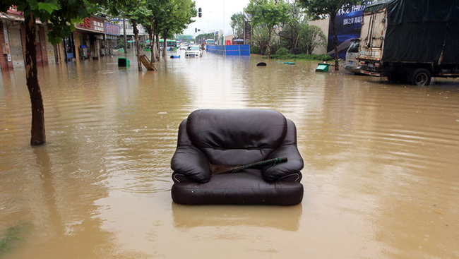 Cuộc sống lao đao của người dân Vũ Hán nửa đầu năm 2020: Dịch bệnh nguôi ngoai không bao lâu đã phải oằn mình chống lũ - Ảnh 26. Cuộc sống lao đao của người dân Vũ Hán nửa đầu năm 2020: Dịch bệnh nguôi ngoai không bao lâu đã phải oằn mình chống lũ - Ảnh 26.