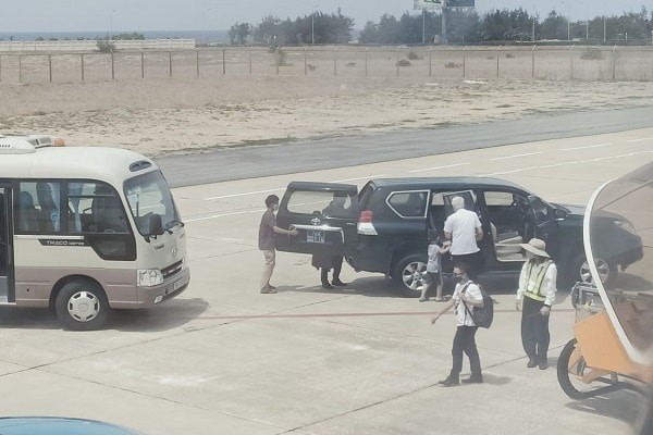 Phú Yên tiết lộ giá trị xe biển xanh đón Phó bí thư sát máy bay - Ảnh 2.