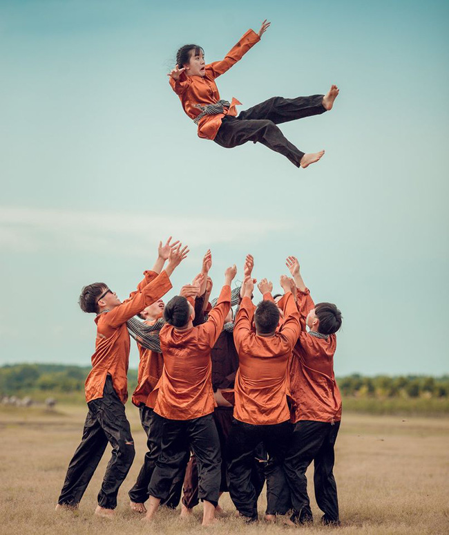 Chụp hình kỷ yếu xong, nữ sinh lắc đầu lè lưỡi không chơi trò này thêm lần nào nữa, xem kỹ hình ai cũng đồng ý nhưng vẫn không nhịn được cười - Ảnh 1.