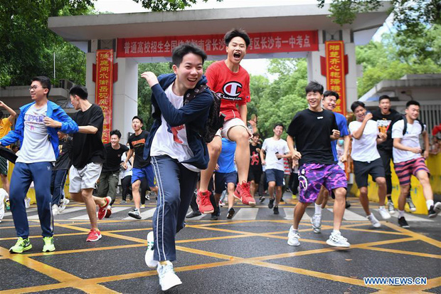 Học sinh Trung Quốc vỡ òa lao ra khỏi cổng trường sau khi hoàn thành môn cuối cùng của kỳ thi đại học khắc nghiệt nhất thế giới - Ảnh 4.