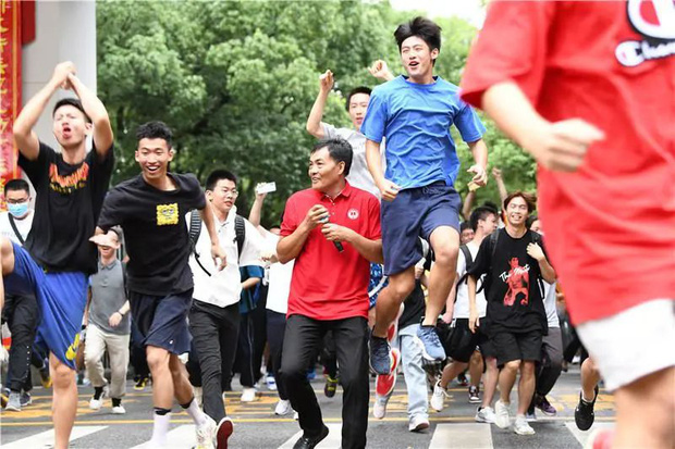 Học sinh Trung Quốc vỡ òa lao ra khỏi cổng trường sau khi hoàn thành môn cuối cùng của kỳ thi đại học khắc nghiệt nhất thế giới - Ảnh 5.