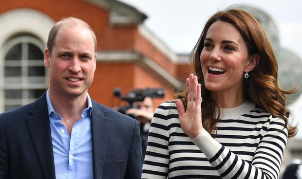 Hoàng tử William thừa nhận từng làm Công nương Kate giận tím mặt vì món quà tặng hồi còn hẹn hò, đến giờ vợ vẫn nhắc chuyện cũ - Ảnh 2.