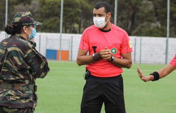 Qu&acirc;n đội bất ngờ lao v&agrave;o s&acirc;n buộc dừng trận đấu, l&yacute; do đưa ra đều khiến tất cả đồng t&igrave;nh - Ảnh 2.